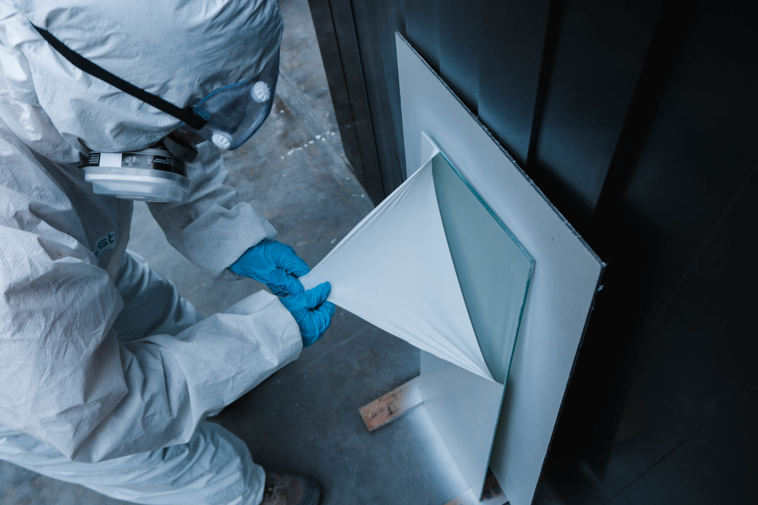 Closeup shot of a worker in a hazmat suit ripping off a protective layer https://fr.freepik.com/photos-gratuite/gros-plan-travailleur-dans-combinaison-protection-contre-matieres-dangereuses-arrachant-couche-protectrice_17649207.htm#fromView=search&page=1&position=25&uuid=4fcb62d2-b83a-49a8-90ee-2d8c352cc4d4