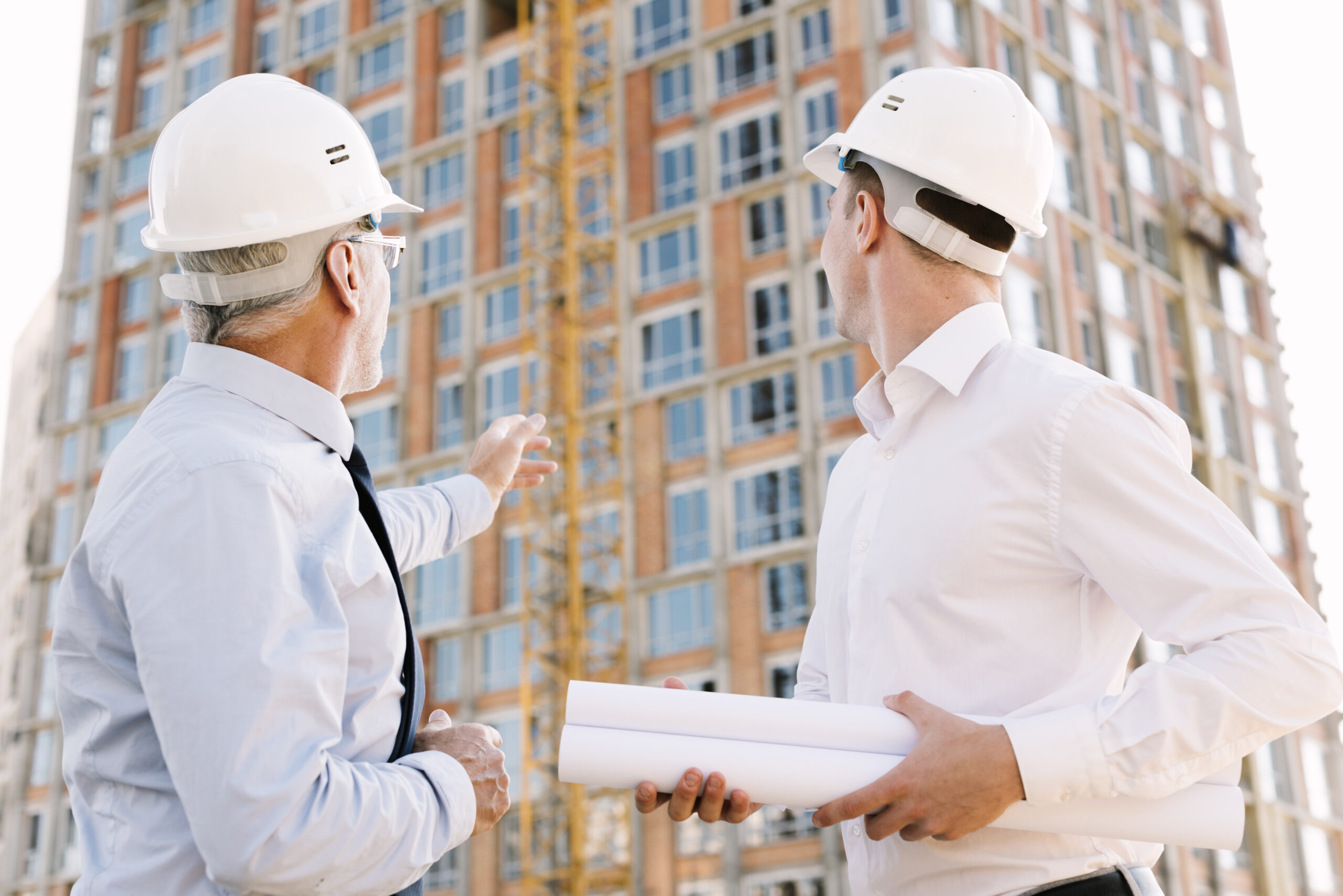 low-angle-people-with-helmets-looking-scaffolding-design https://fr.freepik.com/photos-gratuite/personnes-faible-angle-casques-regardant-conception-echafaudages_5342212.htm#fromView=search&page=1&position=38&uuid=55d1f560-a53d-44a9-be63-260c4e225381